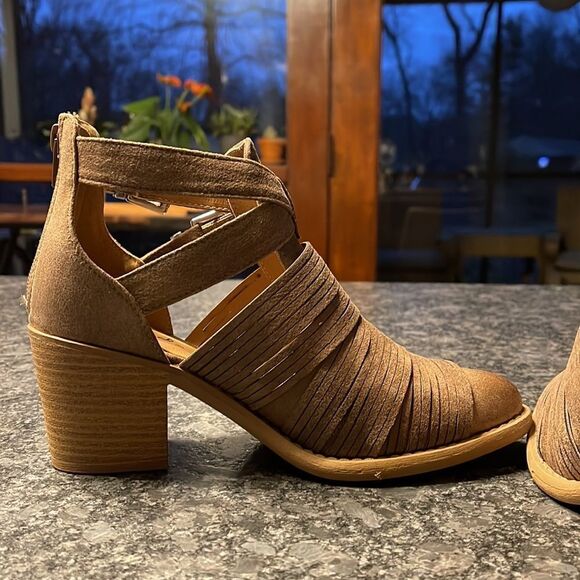 Qupid Ankle Booties Strappy cutout plus back zipper very cool expensive looking - Picture 5 of 7